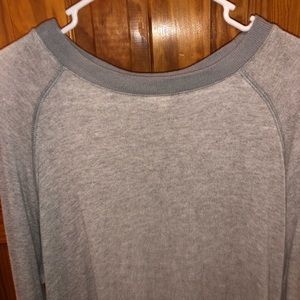 grey long sleeve shirt